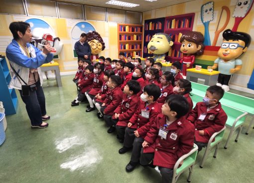 2信班_2 我們聆聽導賞員的介紹，學習刷牙的步驟