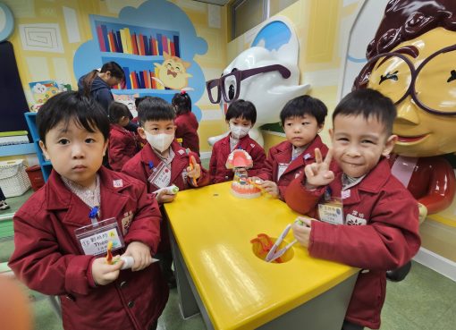 2信班_3 我們利用牙刷和牙膏，協助「扭扭雲」刷牙