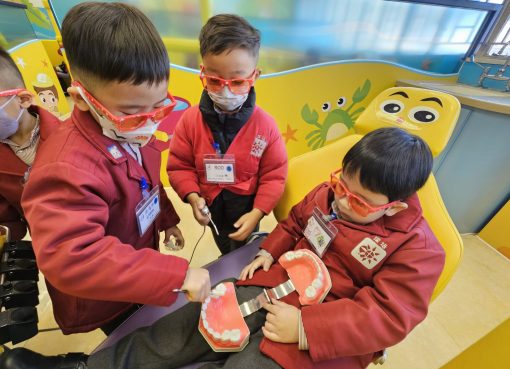 2信班_4 我們運用不同的工具為「扭扭雲」檢查牙齒