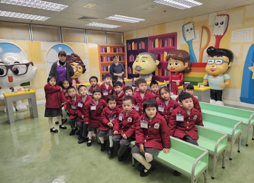 2望_2我們認真聆聽姑娘介紹刷牙的步驟