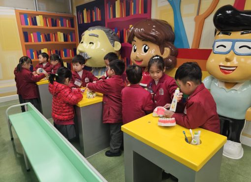 2望_3我們按姑娘指示選擇合適的牙刷為牙齒模型刷牙