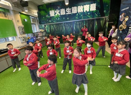 3望班1_我們在螢火蟲教育廳跟隨導賞員進行遊戲