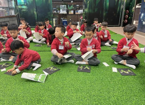 3望班4_貼上夜光波點，代表螢火蟲的發光器