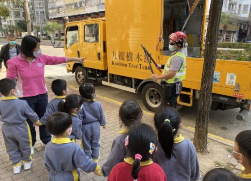 上午1信_5工人在工程車上拿出工具，正準備修葺樹木-768x576