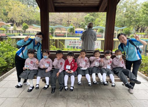 上午1誠_2我們坐在椅子與老師一起合照