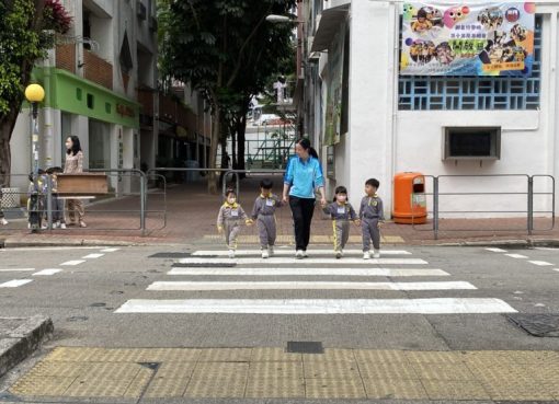 上午1誠_2我們手牽手，利用斑馬線安全過馬路-768x576