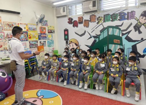 上午3信-1.我們專心聆聽交通警察向我們講解有關道路安全的知識。-768x576