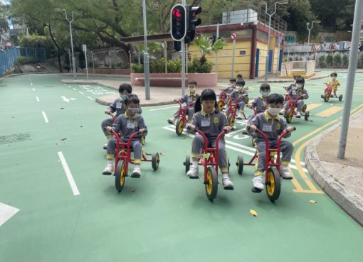 上午3信-2.我們依照交通規則在馬路上踏三輪車。-768x576