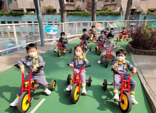 上午3誠-1.我們按照交通燈的指示在馬路上安全駕駛三輪車-768x576