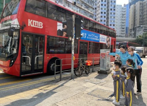 下午1愛_3我們看到馬路上有雙層巴士-768x576