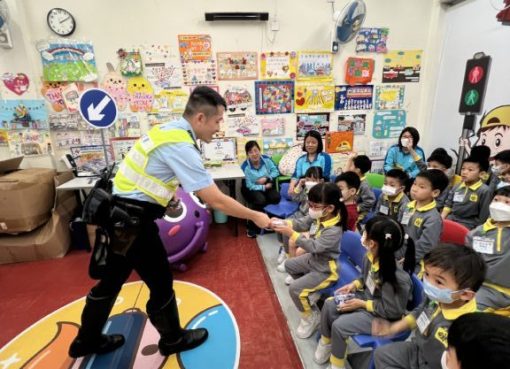 下午3愛-1.我答對了道路安全知識的問題，交通警察送禮物給我。-768x576