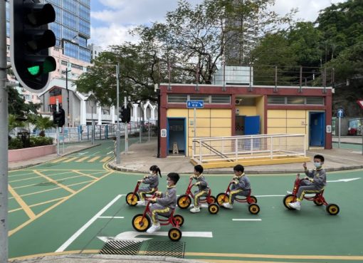 下午3愛-2.交通燈亮起綠燈，司機可以開車了。-768x576 (1)