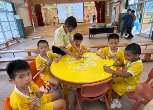 下午3愛_4我們跟著小學的哥哥姐姐一起做手工。-768x576