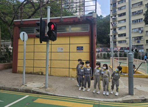 全日3望_3紅燈亮了，路人要停下等候-768x576